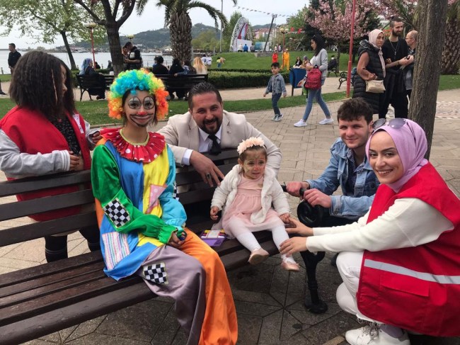 Kızılay mahalle mahalle gezip çocukların bayramını kutladı